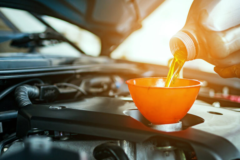 Conheça 3 tipos de óleo do motor que existem e quando trocar