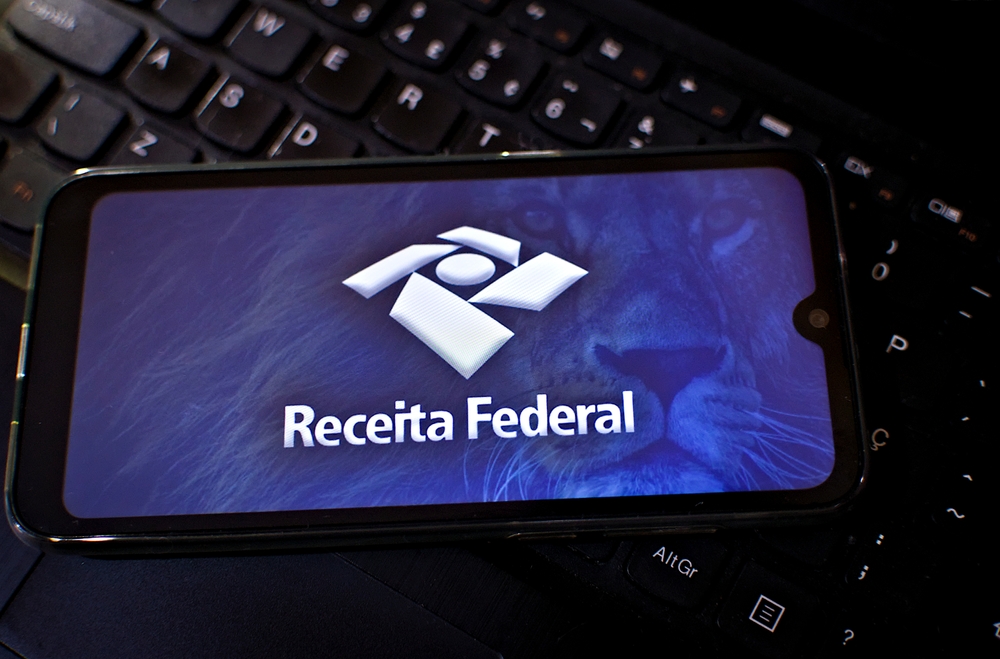 Celular com o aplicativo da Receita Federal, onde se declara o Imposto de Renda 2024