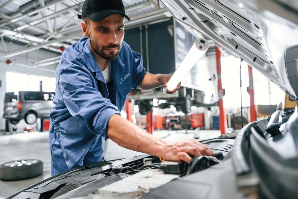 revisão de carros seminovos realizadas por funcionário da Unidas