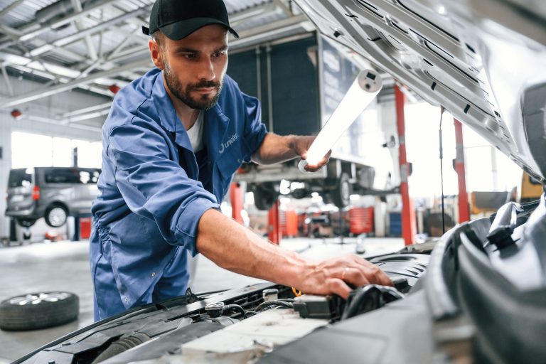 revisão de carros seminovos realizadas por funcionário da Unidas